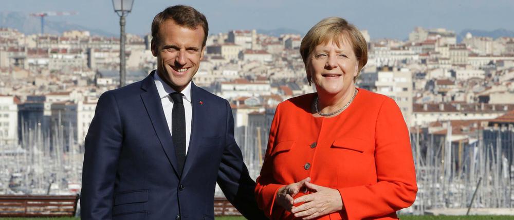 Der französische Präsident Emmanuel Macron begrüßt Bundeskanzlerin Angela Merkel.