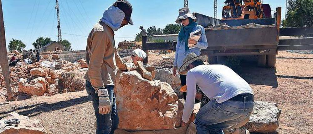 Planen, ausbilden, vorbereiten. Stipendiaten bei Konservierungsarbeiten auf einem DAI-Projekt in der Türkei.