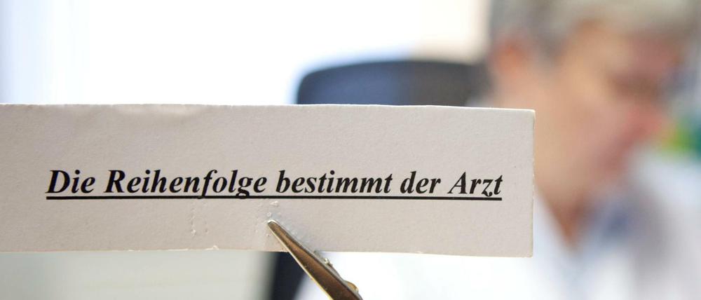 Schnellere Termine beim Arzt und kürzere Wartezeiten für Kassenpatienten will Jens Spahn mit einem neuen Gesetz erreichen.