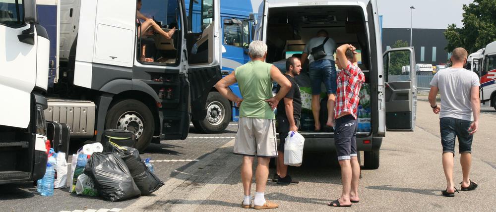 Schichtwechsel. Mit Kleintransportern werden die Fahrer abgeholt und ausgetauscht.
