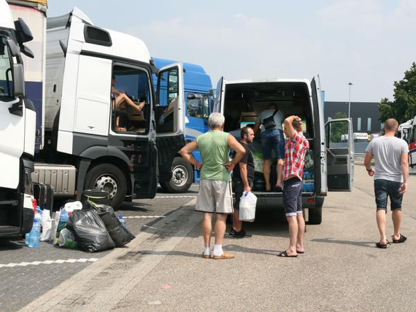 Schichtwechsel. Mit Kleintransportern werden die Fahrer abgeholt und ausgetauscht.