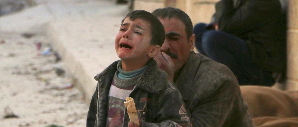 Gewalterfahrung fürs Leben: Ein Vater mit seinem Jungen im syrischen Aleppo.