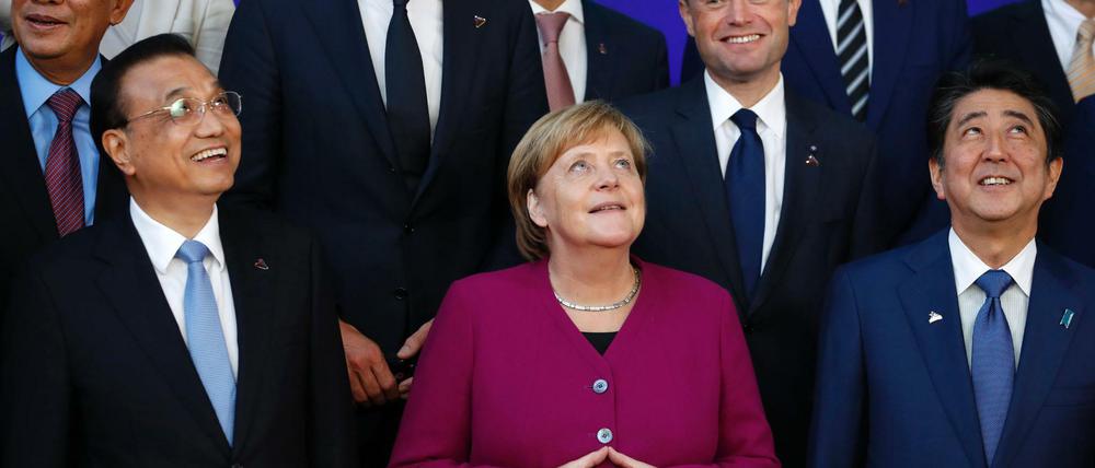 Bundeskanzlerin Angela Merkel (CDU) zwischen Staats- und Regierungschefs der Europäischen Union und Asiens.