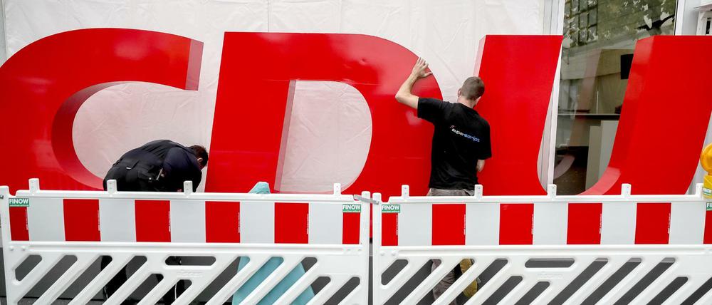 Arbeiten am CDU-Logo vor der Parteizentrale (Archivbild)