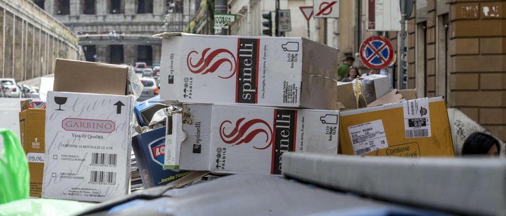 In Rom stapelt sich der Müll in den Straßen.