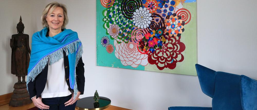 Mehr Austausch. Carolin Scharpff-Striebich vor einem Bild von Beatriz Milhazes in ihrer Charlottenburger Sammlung.