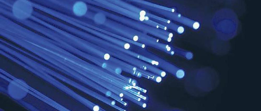 Glasfasern schicken per Licht und fast mit Lichtgeschwindigkeit Daten um die Welt.