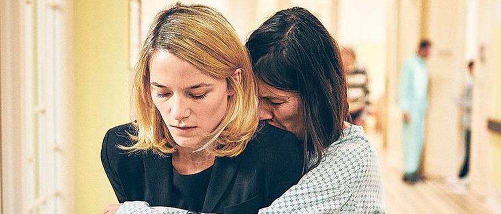 Hol’ mich hier raus! Psychatrie-Patientin Conny (Pia Hierzegger) und Lola (Valerie Pachner).