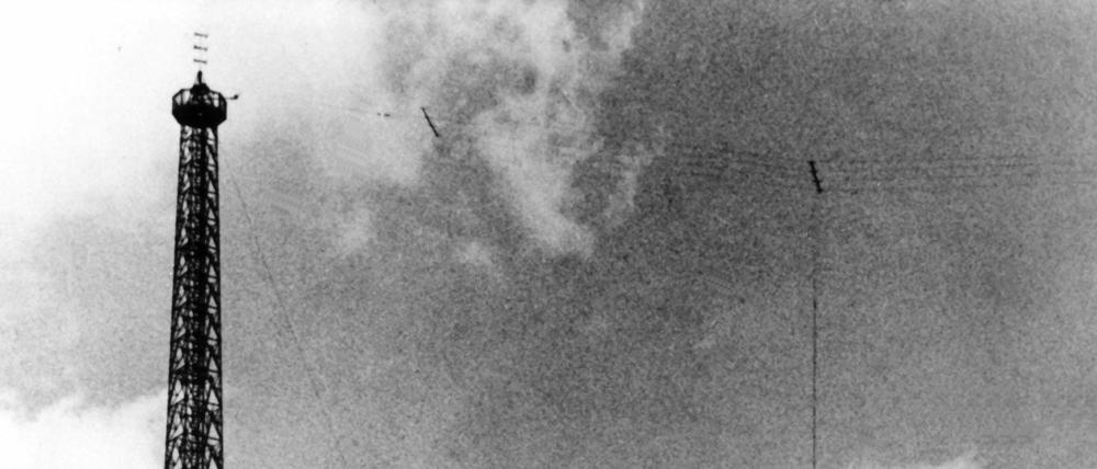 An dem 100 Meter hohen Stahlgitterturm (links) in Freimann bei München wurde vor 70 Jahren die erste Antenne zur Sendung von UKW-Rundfunk in Betrieb genommen.