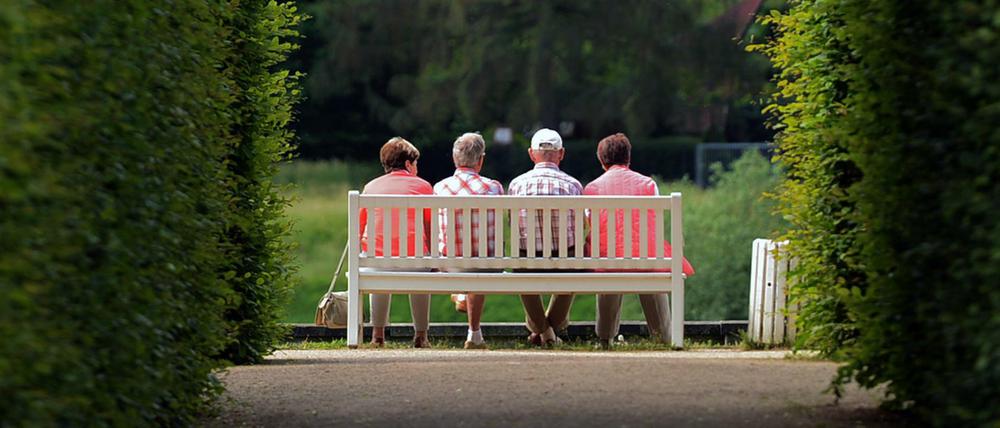 Senioren auf einer Parkbank im Schlosspark Pillnitz, Sachsen