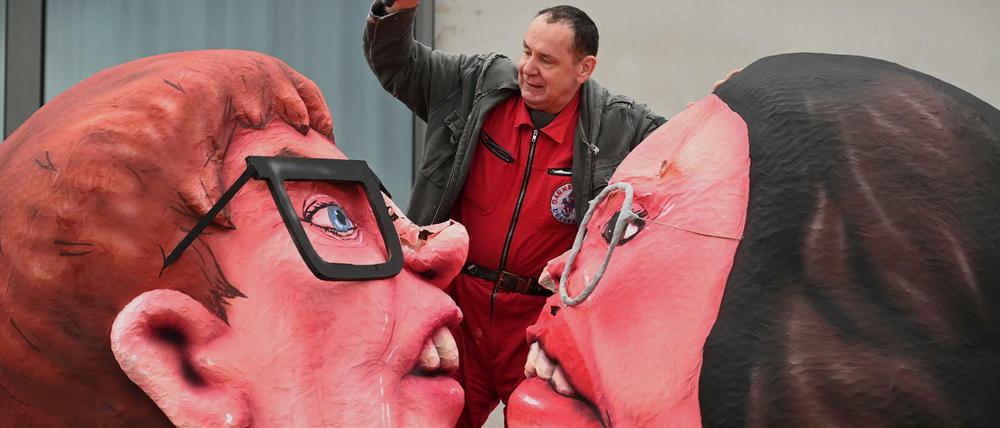 Der Künstler Jacques Tilly mit Karnevalsfigurgen von CDU-Chefin Kramp-Karrenbauer und SPD-Chefin Nahles.