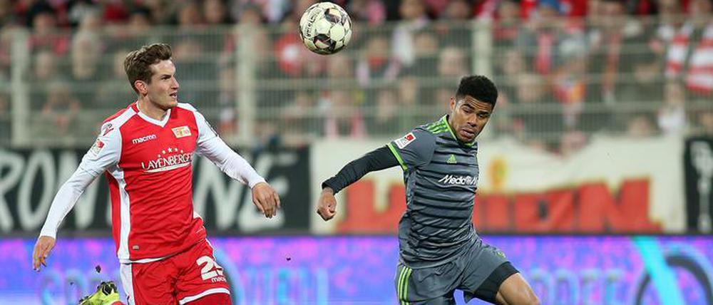 Christopher Lenz im Laufduell mit Ingolstadts Paulo Otavio, Akaki Gogia unterstützt ihn vom Boden aus.