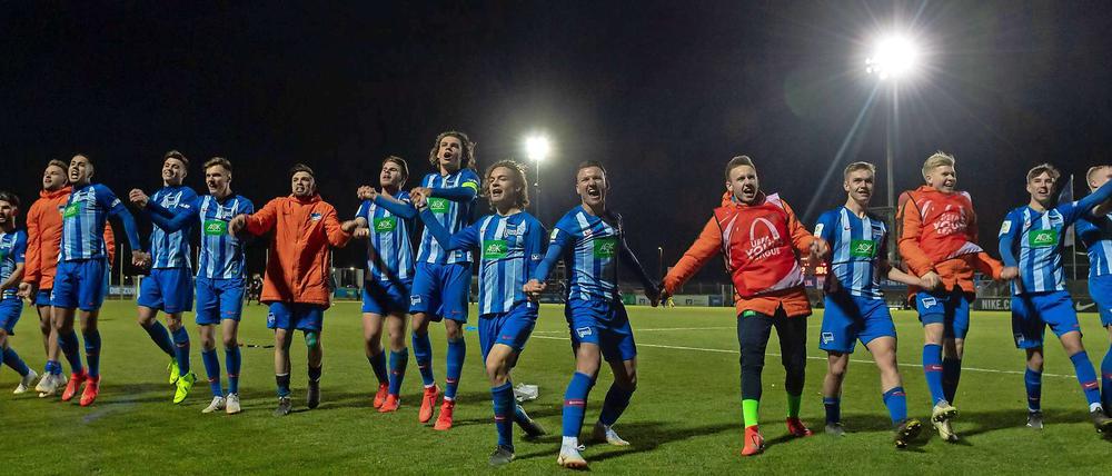 Zwei Seiten. Aus Spielen wie gegen Paris und Barcelona lernt Herthas Nachwuchs viel. Doch darunter leidet die Schule.