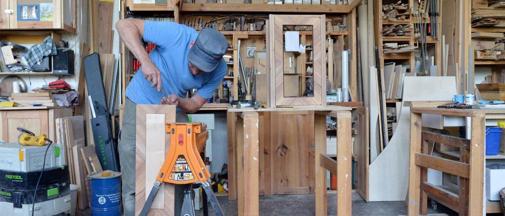 Tischler Fabian Feldmann arbeitet in seiner Werkstatt in Berlin an einem kleinen Wandschrank (Symbolbild): Vor allem kleine Handwerksbetriebe scheuen den Aufwand, sich an öffentlichen Ausschreibungen zu beteiligen.