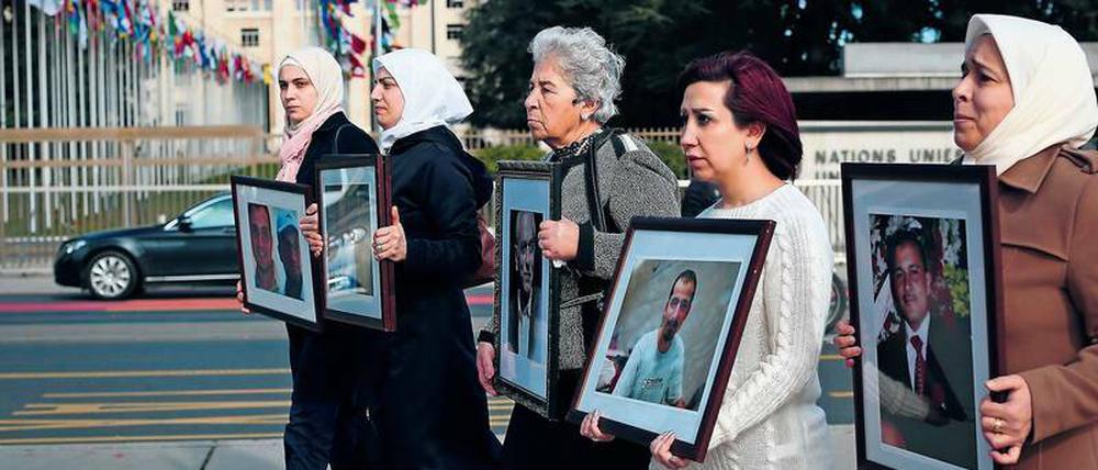 Erinnert. Fadwa Mahmoud, Mitte, demonstriert mit anderen Frauen in ganz Europa, um auf das Schicksal der Verschwundenen hinzuweisen.