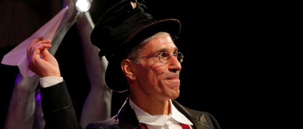 Von Anfang an dabei bei den Ig-Nobel-Verleihungen in Harvard: Ein Marc Abrahams. Und sehr viele Papierflieger.