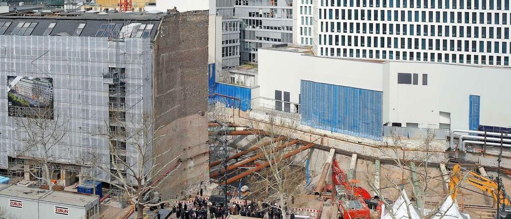 Für neue Läden und Büros. Die „Gloria Berlin“-Baustelle am Ku'damm. Dahinter steht das weiße Hochhaus "Upper West".