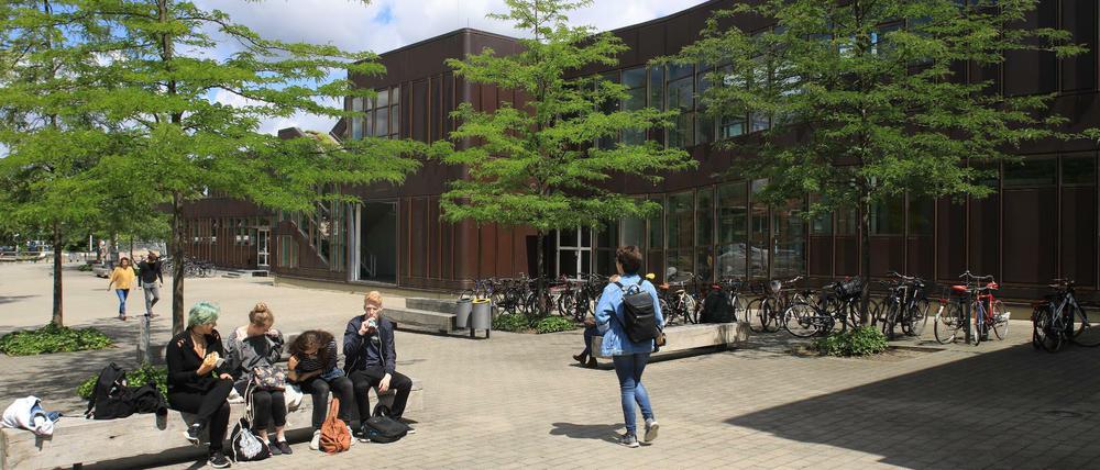 Studierende vor der Rostlaube der Freien Universität (FU) an der Habelschwerdter Allee in Berlin-Dahlem.