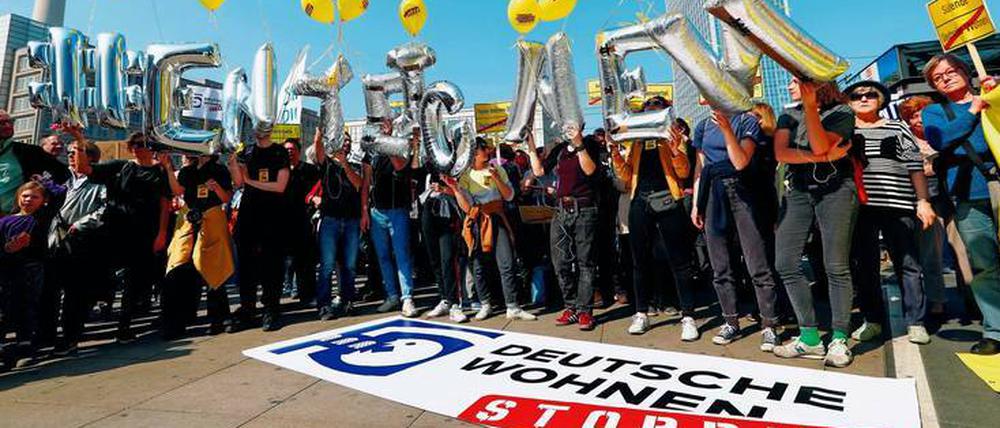Aufwind fürs Volksbegehren. Die Anhänger der Initiative zur Enteignung von „Deutsche Wohnen und Co“ ließen zum Start Luftballons steigen.