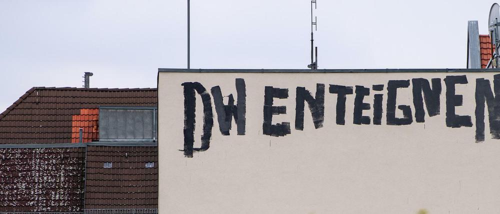 Ein Graffito "DW enteignen" prangt an der Brandmauer eines Wohnhauses im Berliner Stadtteil Westend.