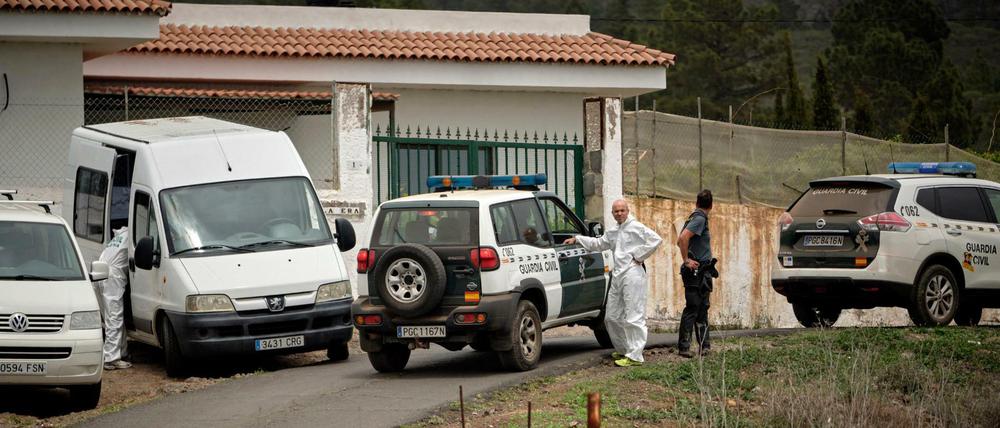 Polizisten stehen bei einer Suchaktion in einer Straße, die zu einer Höhle führt. Eine Frau und ihr Sohn wurden in der Höhle tot gefunden.