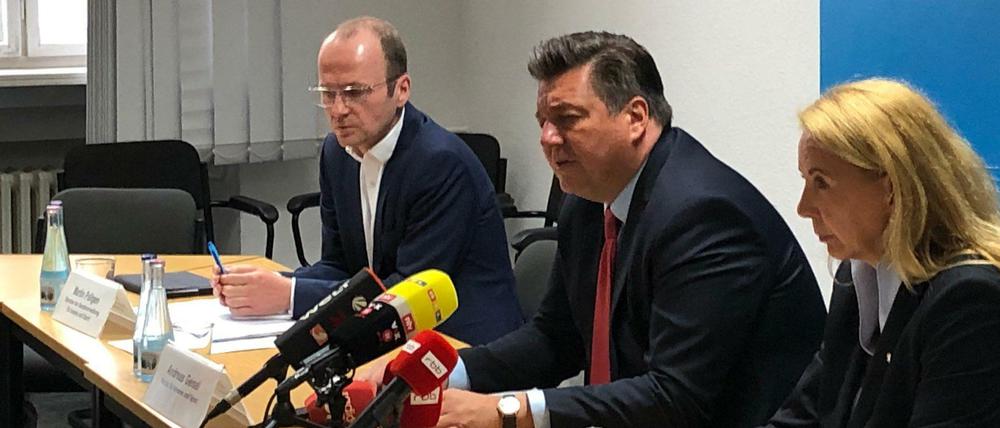 Martin Pallgen, Sprecher der Innenverwaltung, Senator Andreas Geisel und Polizeipräsidentin Barbara Slowik (v.l).