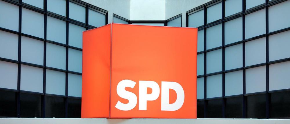 Das Logo der SPD in der Parteizentrale in Berlin (Archivbild)
