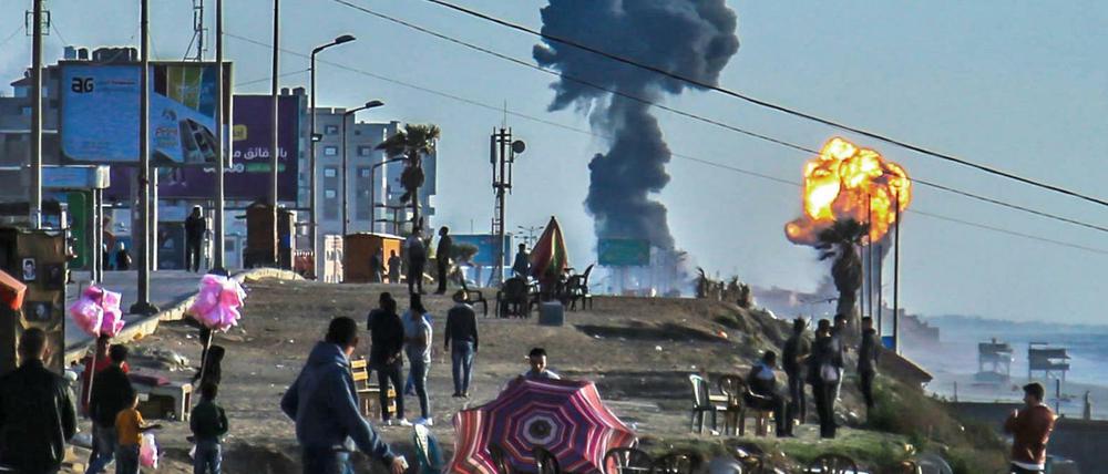 Nach israelischen Luftangriffen sind Explosionen am Strand von Gaza zu sehen.