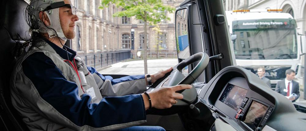 Kraftfahrer im Platooning-Test. Zu Forschungszwecken wurden über eine Brille Augenbewegungen und über die verkabelte EEG-Haube Wachheits- und Aktivierungsgrade gemessen.