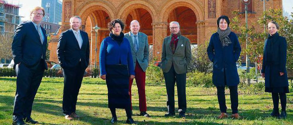 Finanziert wird das Team der „Stiftung Exilmuseum“ bisher von Bernd Schultz (Dritter von rechts). Christoph Stölzl (links daneben) ist der Gründungsdirektor. Mit dabei vorm künftigen Museumsort Anhalter Bahnhof (von links): Stiftungsvorstände André Schmitz und Kai Drabe sowie Beraterin Ruth Ur. Rechts neben Schultz Projektleiterin Meike-Marie Thiele und außen Kuratorin Cornelia Vossen.