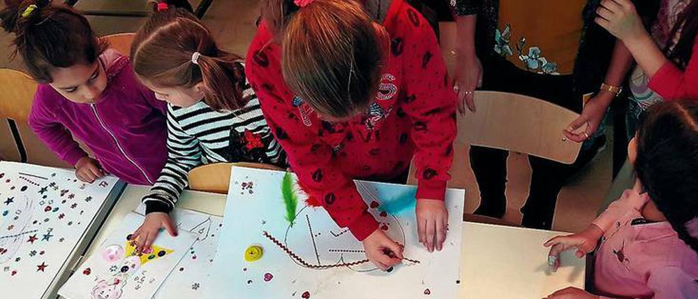 Viele Wünsche frei. In einer Unterkunft in Nordrhein-Westfalen haben die Betreuer am Girl’s Day einen Bastelworkshop angeboten.