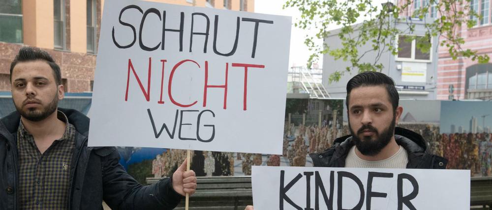 Weltpolitik in Berlin. Kürzlich wurde in Mitte für die Rückführung der Kinder von IS-Kämpfern aus Syrien demonstriert.