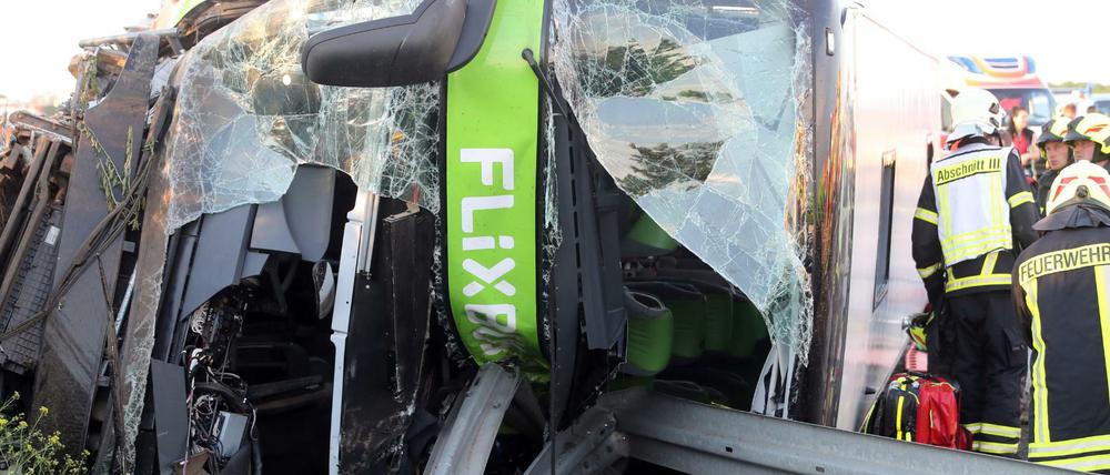 Der schwer beschädigte Reisebus auf der Autobahn 9 bei Leipzig.