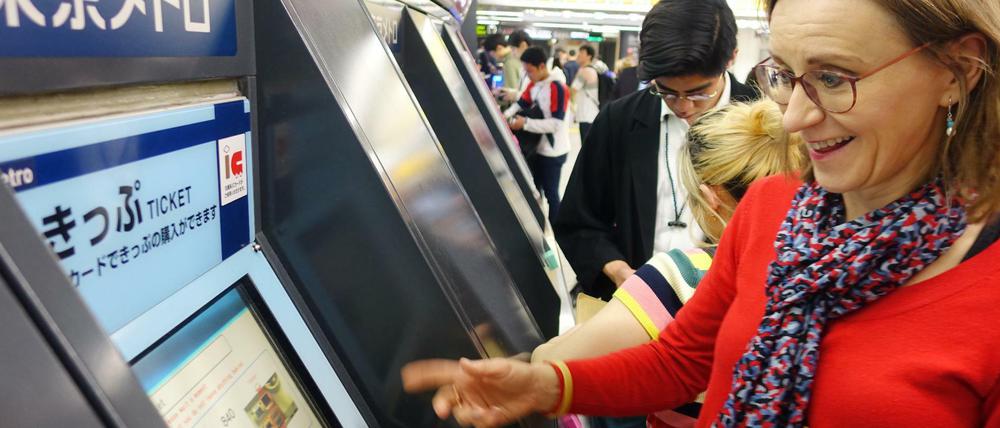 Das Leben in vollen Zügen. Sigrid Nikutta freut sich über Erfolg am Fahrscheinautomaten.