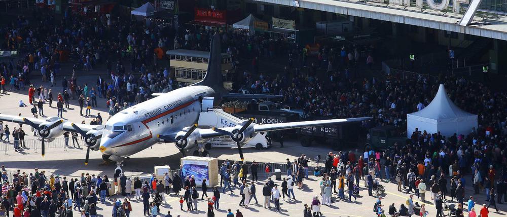 Ein "Rosinenbomber" auf dem Tempelhofer Feld, während des Luftbrückenfestes am 12. Mai.
