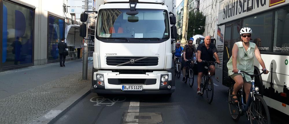 Gefährlich oder nicht? Ein Lkw blockiert den Radweg. Radfahrer müssen ausweichen.
