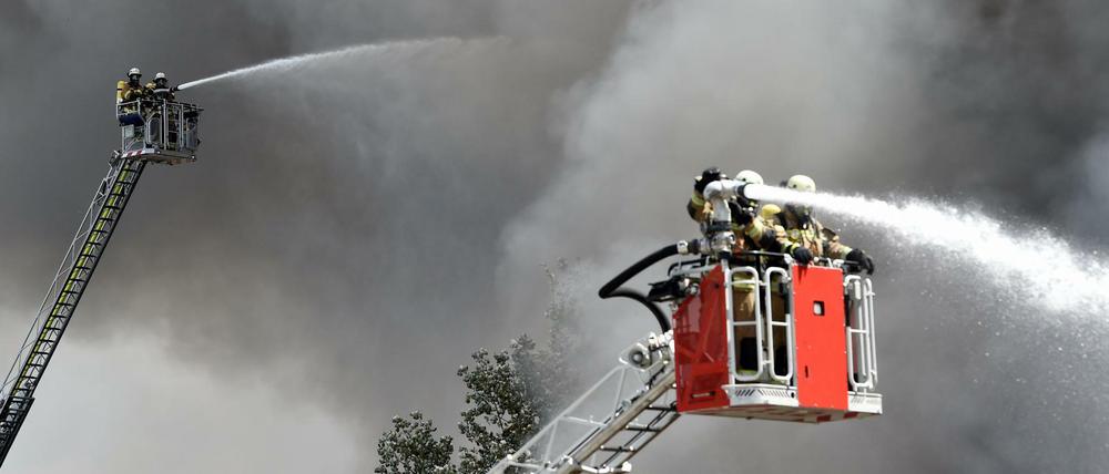 Feuerwehrmänner im Einsatz am Dong Xuan Center.
