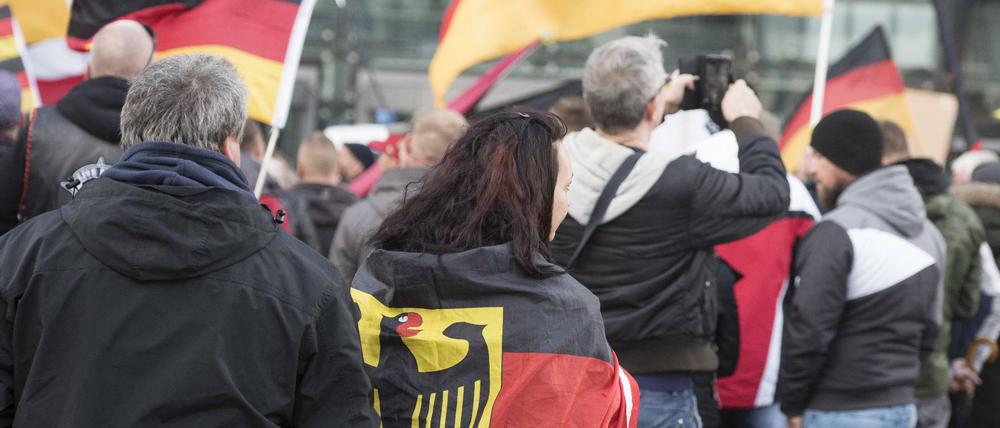 Rechtsextreme und Rechtspopulisten demonstrieren am Tag der Deutschen Einheit.
