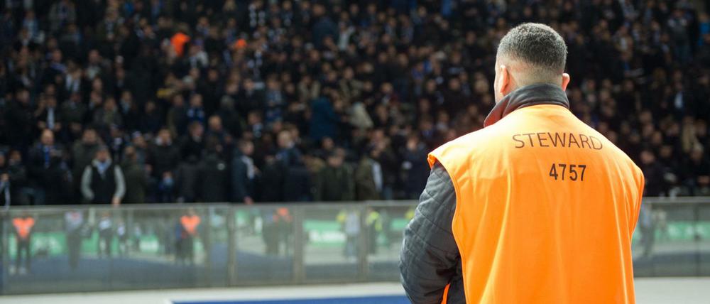 Symbolbild. Bei zwei Bundesligisten gab es Fälle von mutmaßlich gewaltbereiten islamistischen Sicherheitskräften.