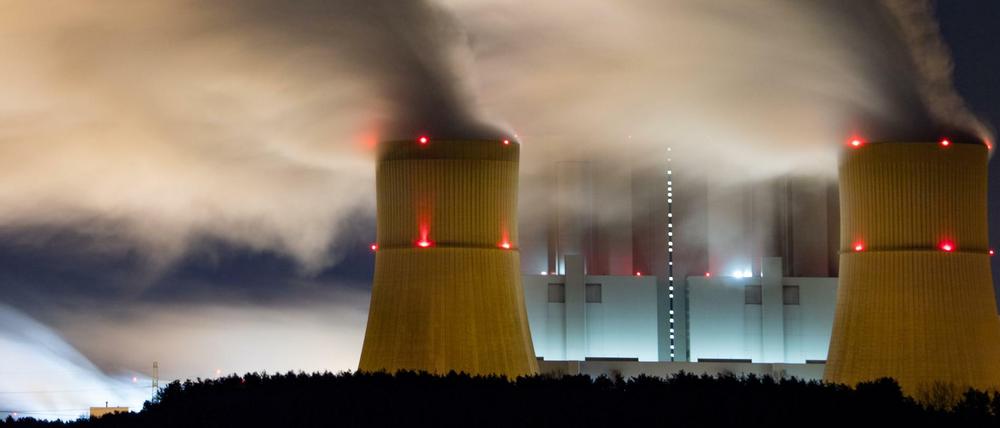 Kühltürme des Braunkohlekraftwerks Schwarze Pumpe in der Lausitz.