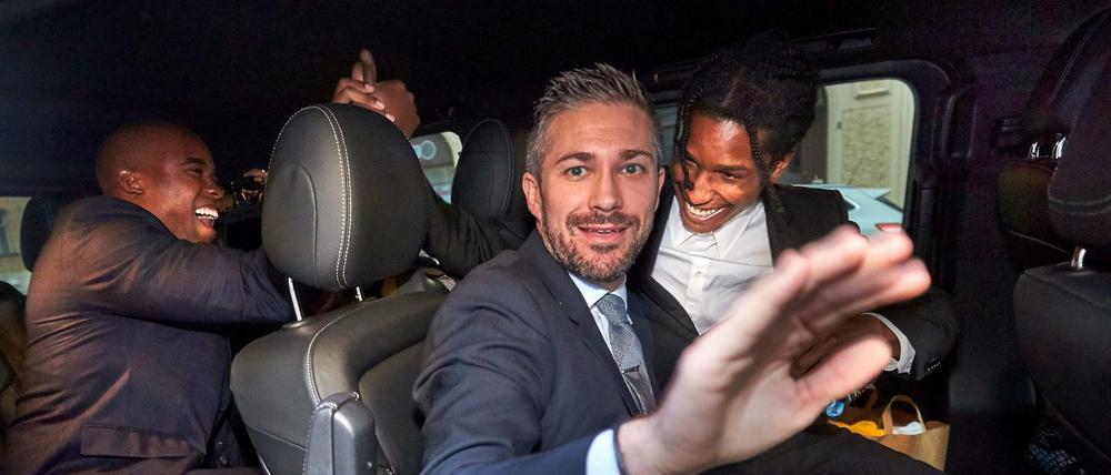 ASAP Rocky, rechts im Hintergrund, nach der Entscheidung des Gerichts in Stockholm