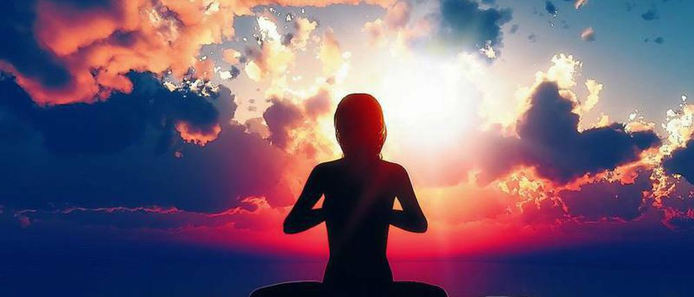 Entspannt im Hier und Jetzt. Vor allem fit für die Zukunft als Arbeitnehmer. Yoga bei Sonnenuntergang.