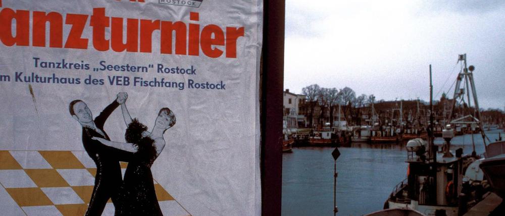 Das Tanzvergnügen, das 1990 im Hafen von Rostock plakatiert wird, findet im Kulturhaus des VEB Fischfang statt.