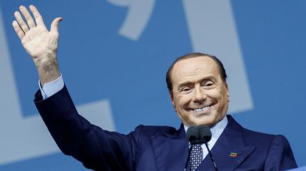 Silvio Berlusconi, Vorsitzender von Forza Italia, winkt beim Abschluss der Wahlkampagne des Mitte-Rechts-Blocks. 