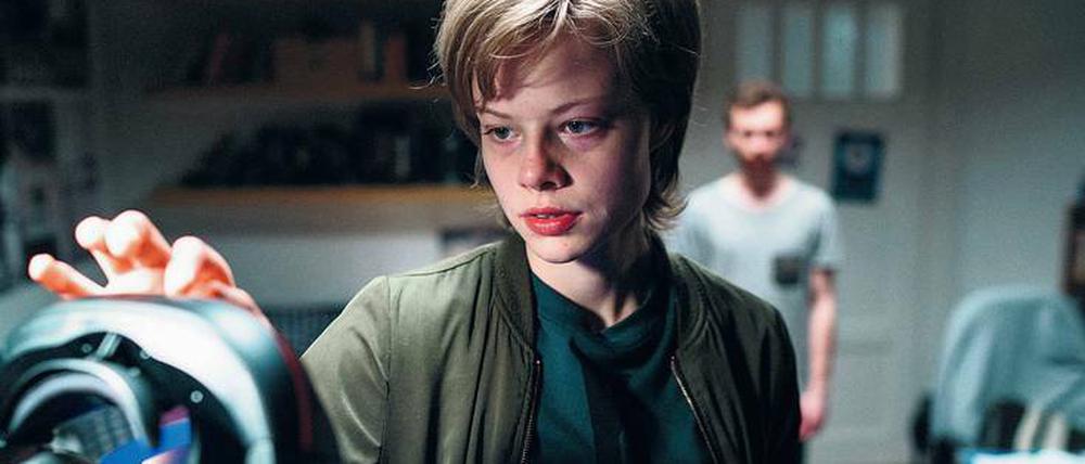 Nicht ohne meine VR-Brille: Jennifer (Emma Bading) verbringt immer mehr Zeit in der virtuellen Welt von „Avalonia“.