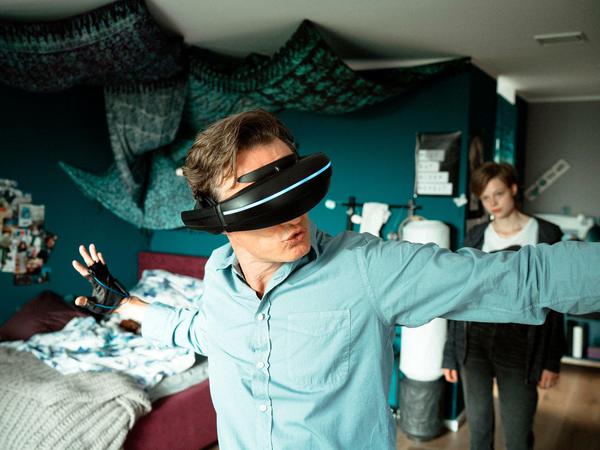 Jennifers Vater (Oliver Masucci) will die Faszination des VR-Games "Avalonia" selbst erleben.
