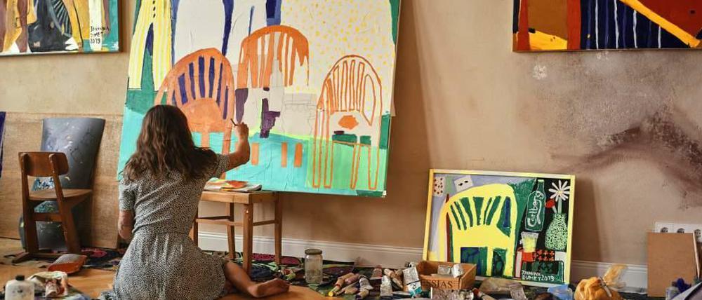 Wie es zum Studio Visit der Malerin Johanna Dumet in Hohenschönhausen geht, steht im neuen Newsletter BERLINER Kunst.