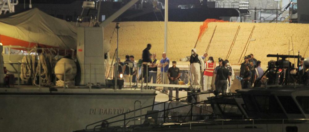 Flüchtlinge verlassen die "Ocean Viking" im Hafen von Lampedusa.