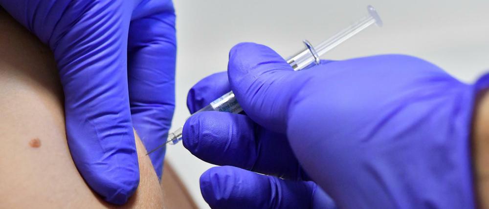 Eine Patientin lässt sich in einer Polyklinik in Erfurt gegen Grippe impfen.
