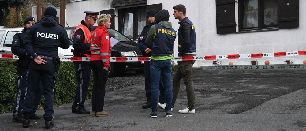 Polizisten stehen am Tatort in Österreich.